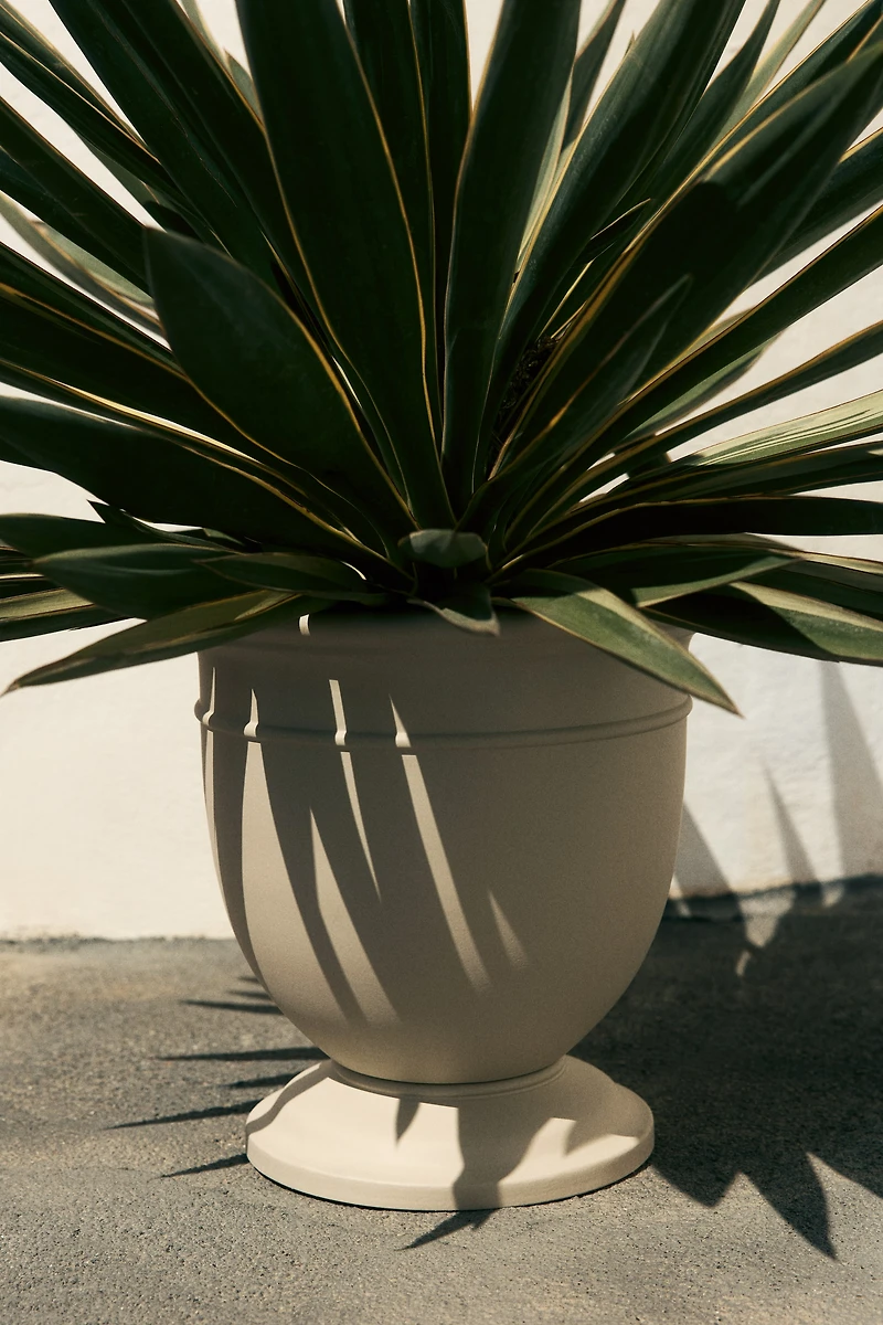 Grand pot de fleurs en métal