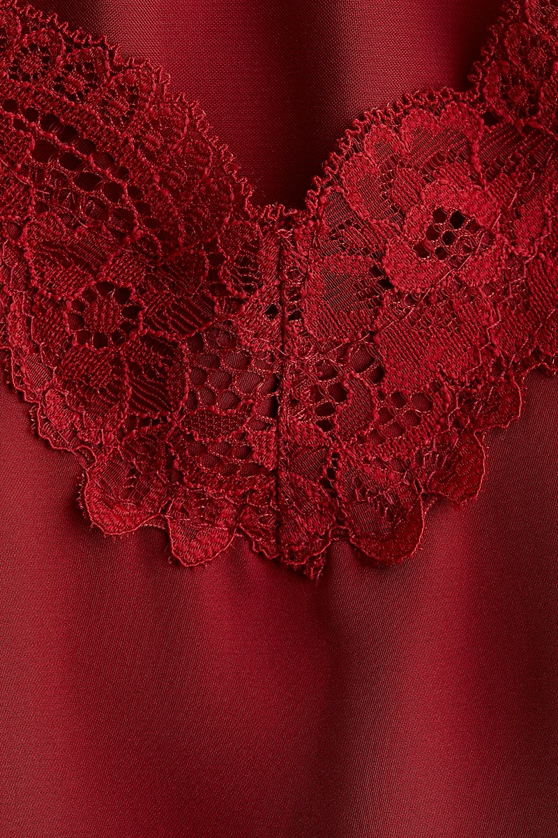 Nuisette en satin avec dentelle