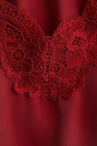 Nuisette en satin avec dentelle