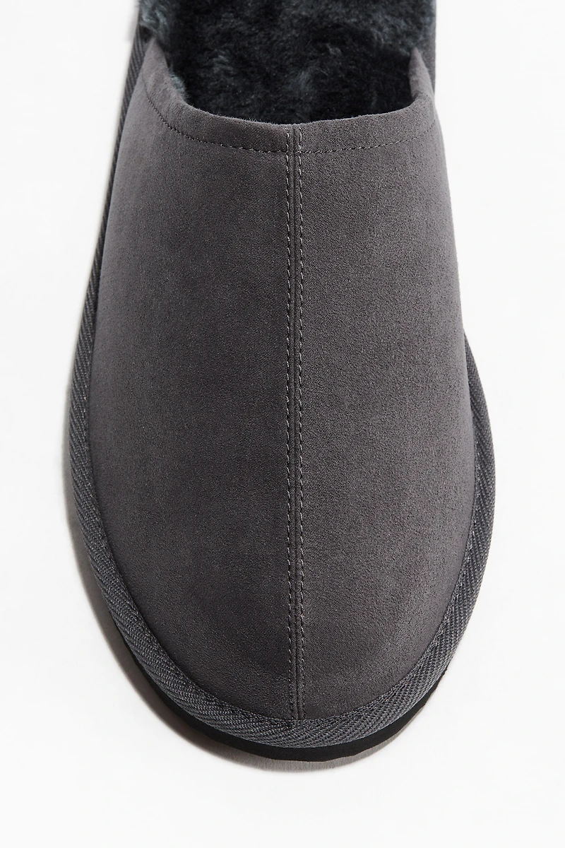 Chaussons doublés de tissu peluche