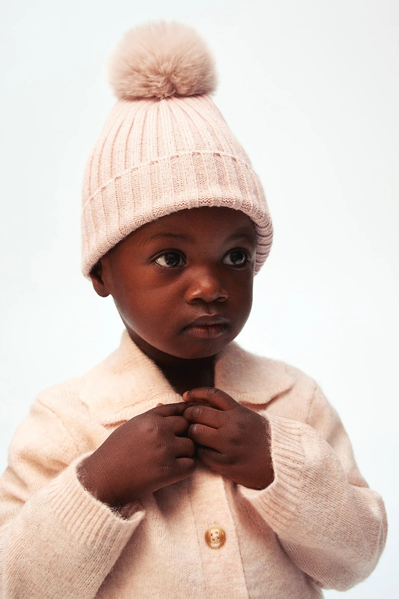 Bonnet en tricot côtelé avec pompon