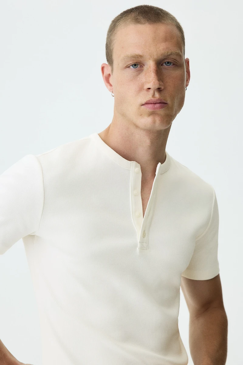 T-shirt à encolure boutonnée près du corps