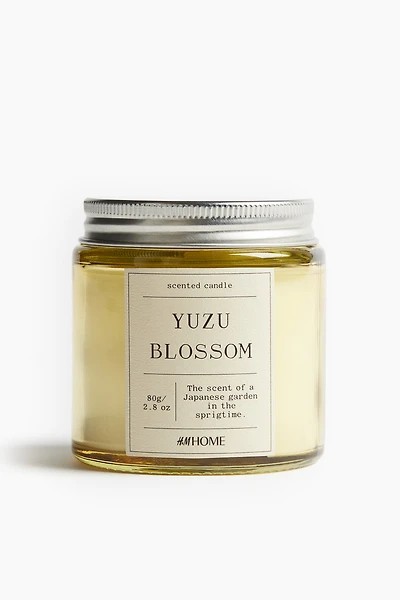 Petite bougie parfumée dans un pot en verre