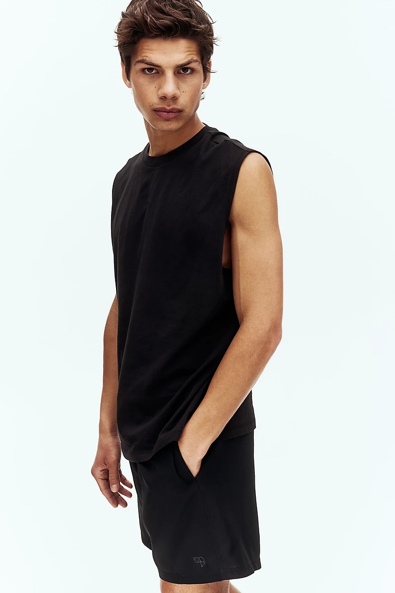 Mid-Length Sports Shorts with DryMove™