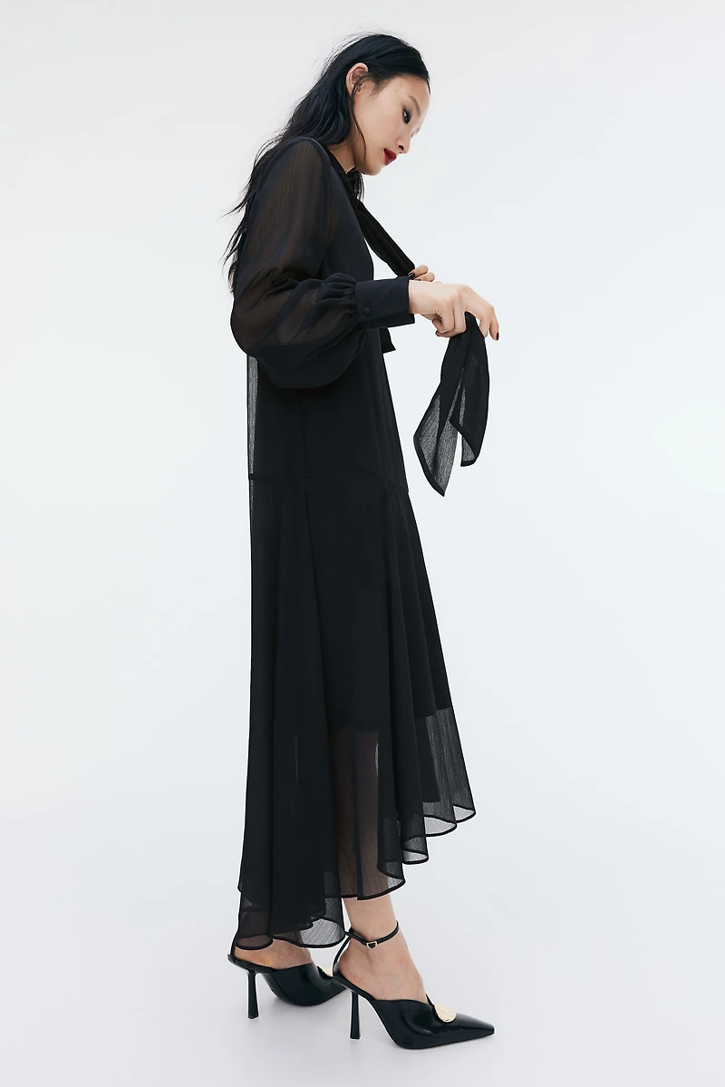 Robe vaporeuse avec col lavallière