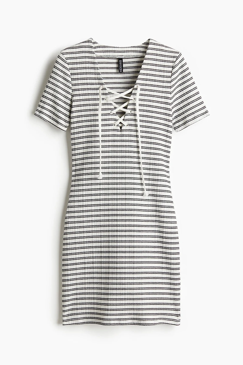 Robe moulante avec laçage