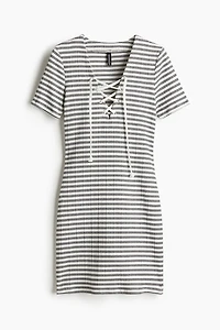 Robe moulante avec laçage