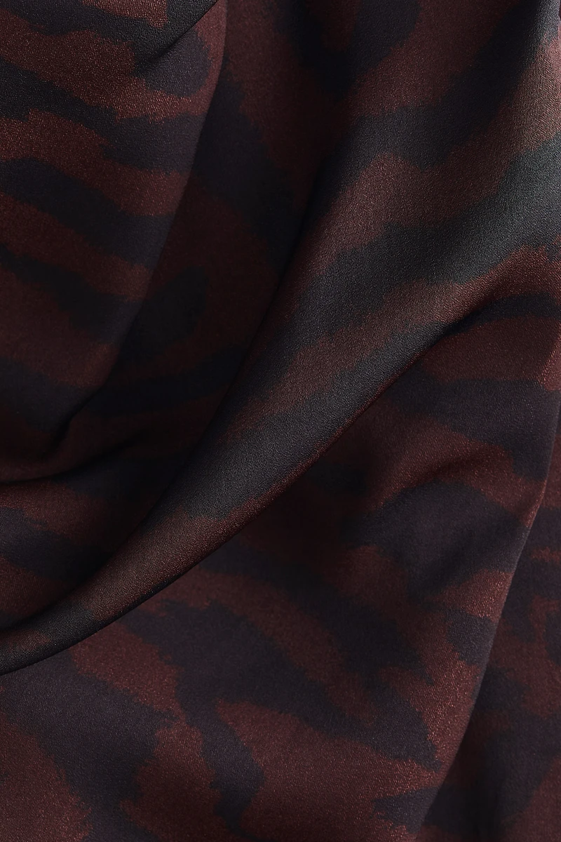Robe à encolure bénitier avec jupe évasée
