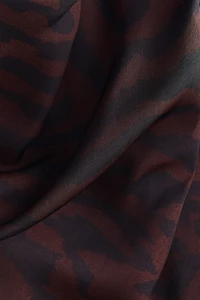 Robe à encolure bénitier avec jupe évasée