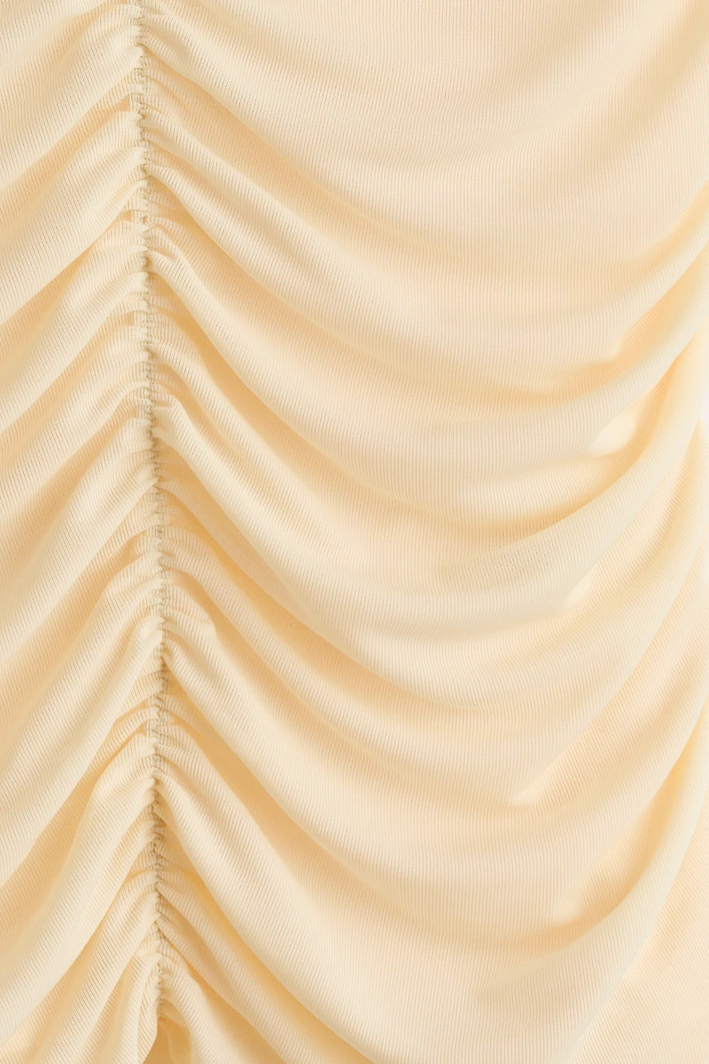 Haut froncé à épaules nues