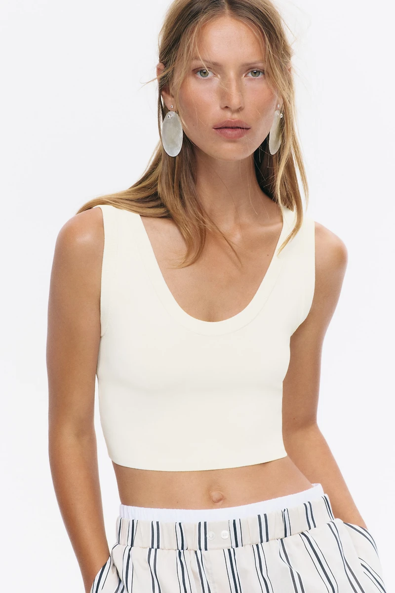 Camisole courte en fin tricot