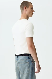 T-shirt à encolure boutonnée près du corps
