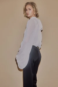 Pantalon évasé avec ceinture chaîne