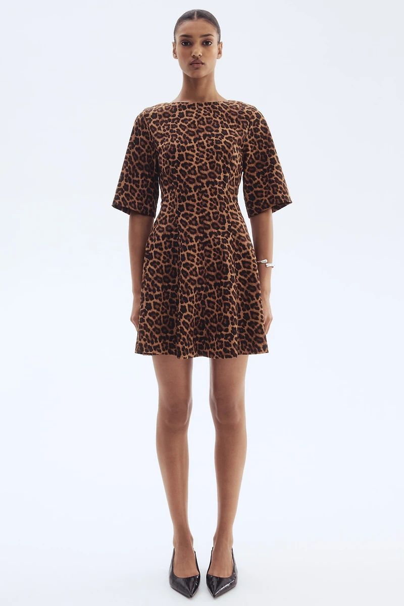 Robe en sergé à taille marquée