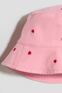 Chapeau en sergé avec broderies