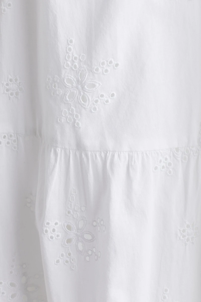 Robe avec broderie anglaise