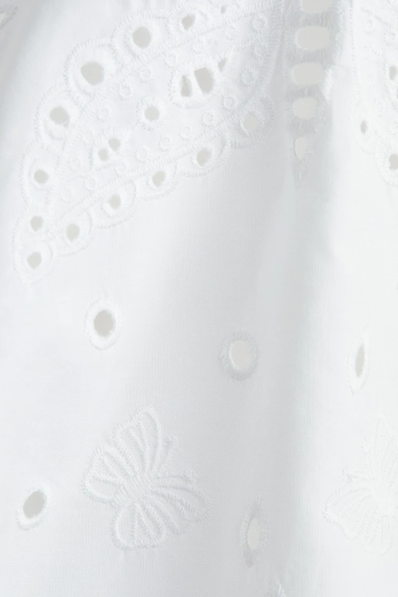 Robe dos nu avec broderie anglaise