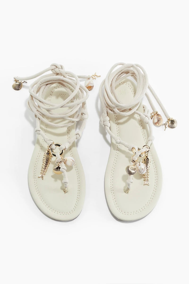 Sandales à pendentifs