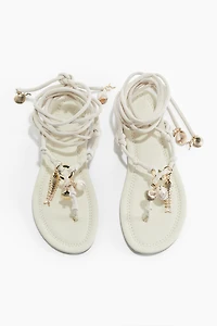Sandales à pendentifs