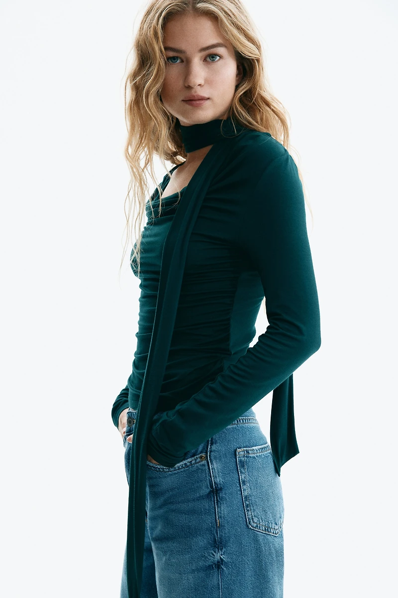 Haut à effet drapé avec écharpe