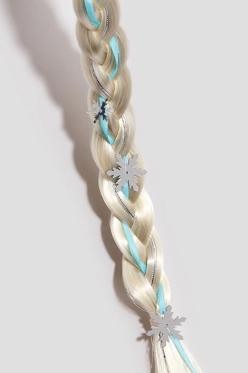 Passe ornée d'une tresse