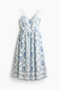 Robe à bretelles fines avec jupe évasée