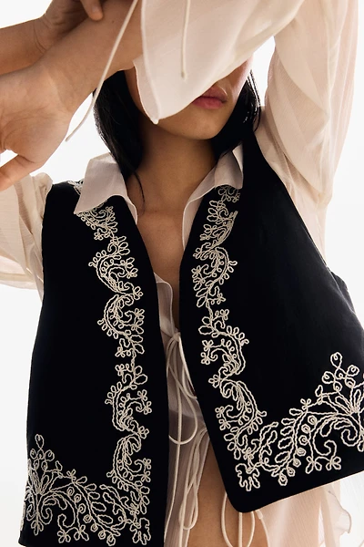 Veste sans manches brodée