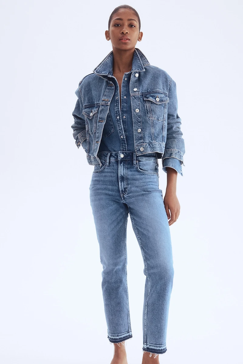 Jean ajusté jambes étroite en haut de la cheville