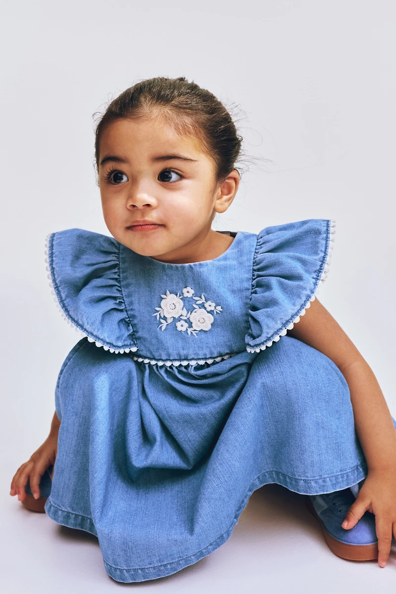 Robe en denim avec détail brodé