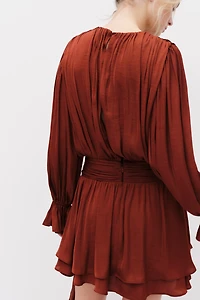 Robe drapée avec détail noué