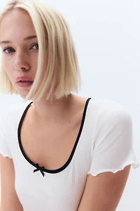 Robe à détails surjetés avec jupe évasée