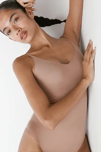 Maillot string légèrement gainant en microfibre