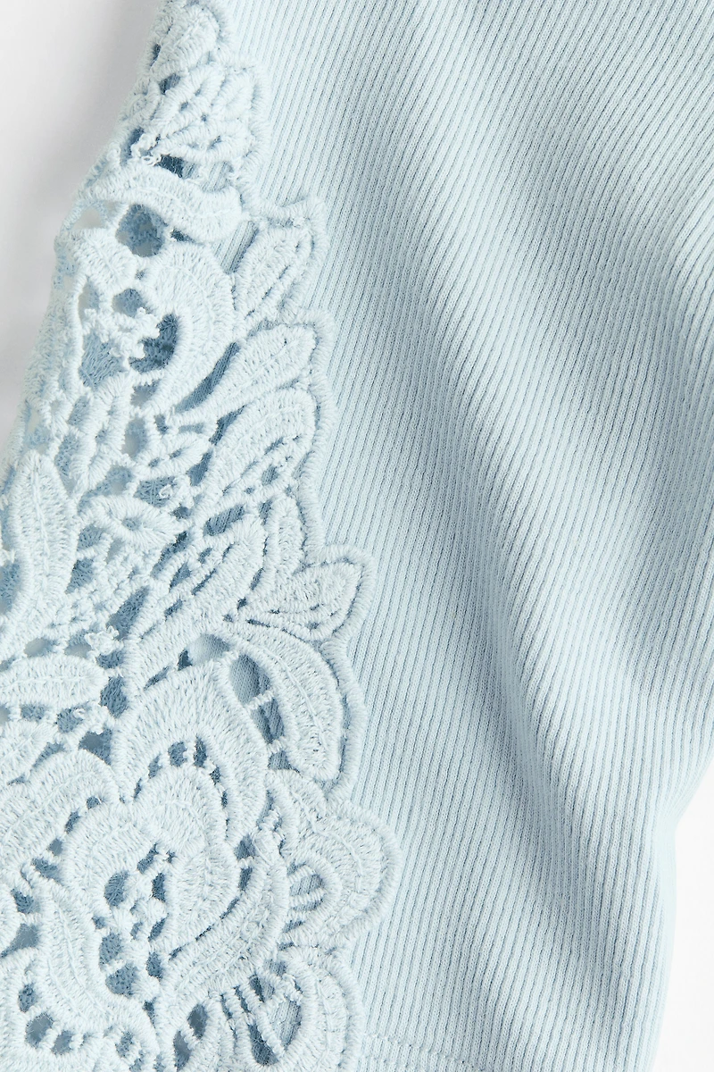 Haut côtelé avec dentelle