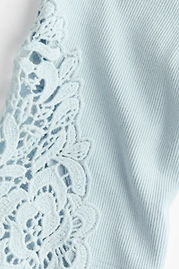 Haut côtelé avec dentelle