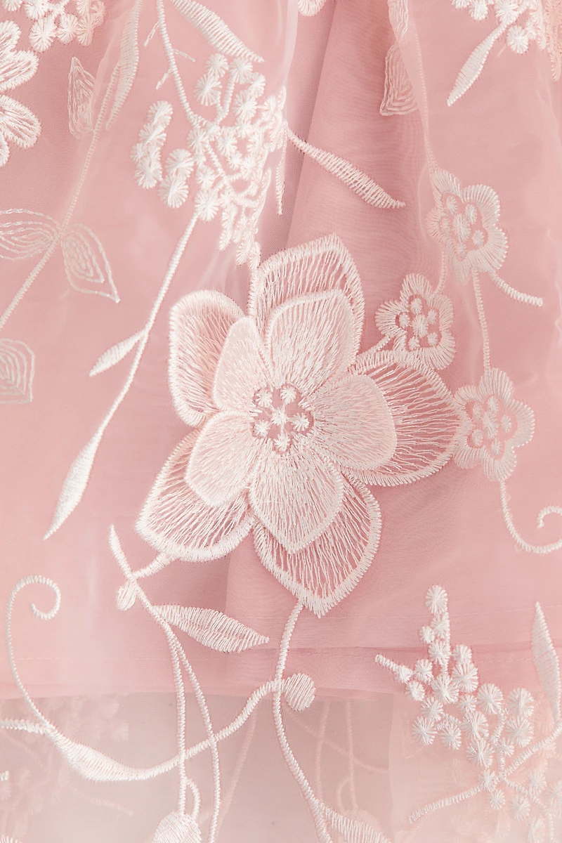 Robe brodée en organza