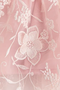 Robe brodée en organza