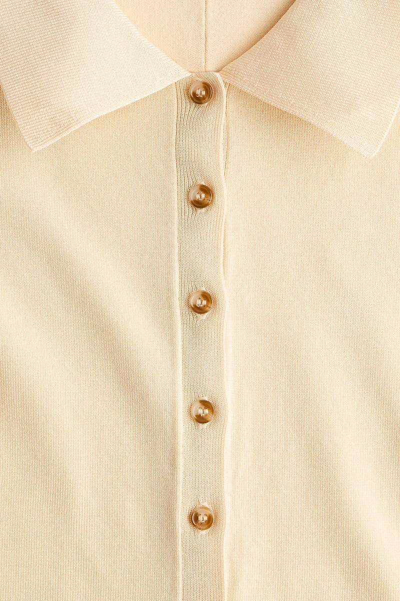 Haut à boutons en tricot fin