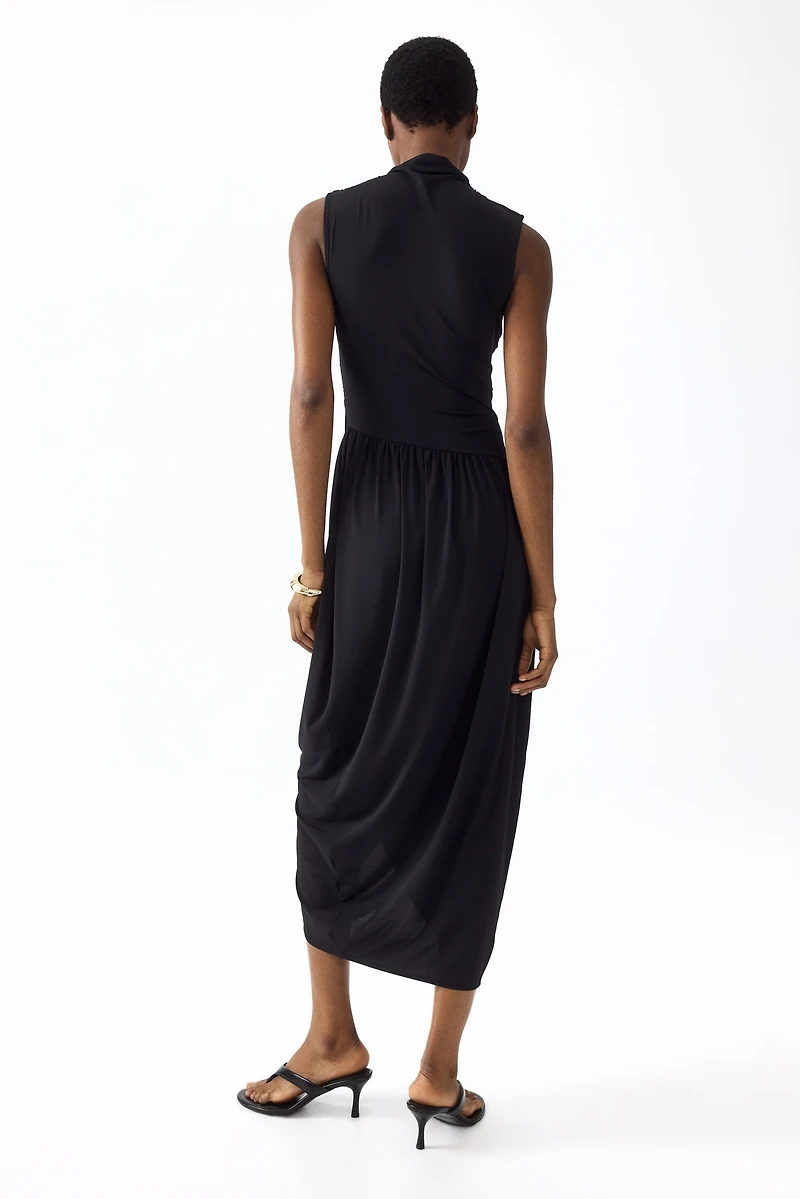 Robe à effet drapé avec col cheminée