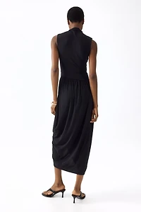 Robe à effet drapé avec col cheminée