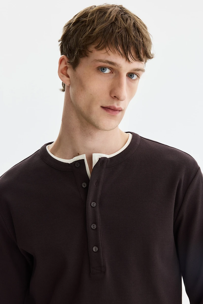 Chemise côtelée à encolure boutonnée près du corps