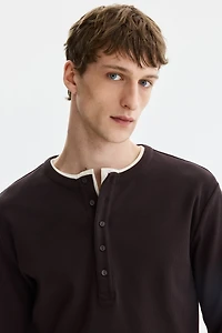 Chemise côtelée à encolure boutonnée près du corps