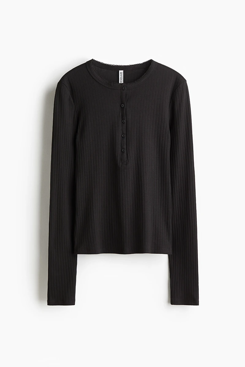 Haut côtelé avec encolure boutonnée