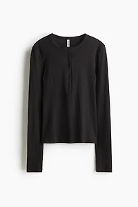 Haut côtelé avec encolure boutonnée