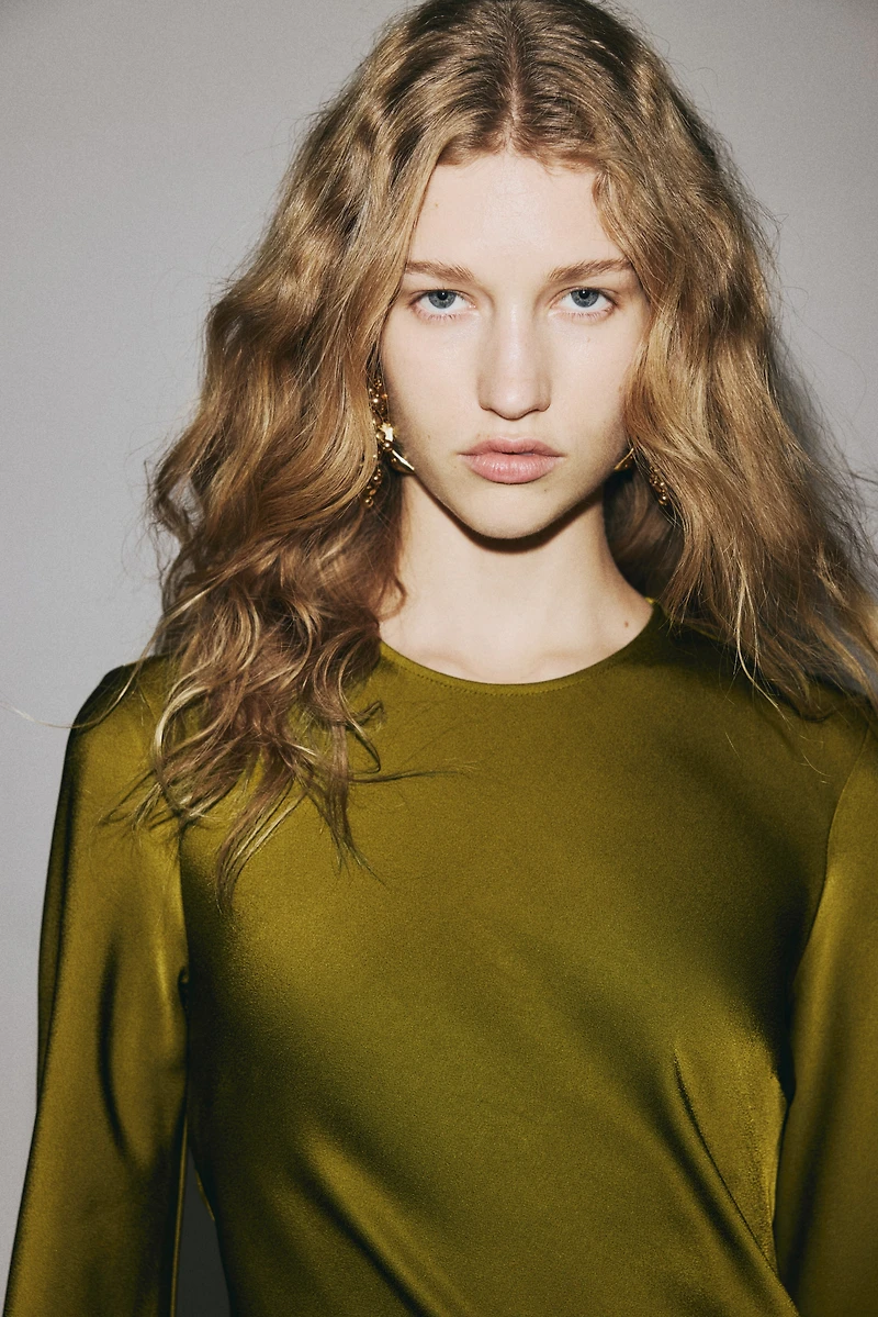 Robe avec dos ouvert et détail à nouer