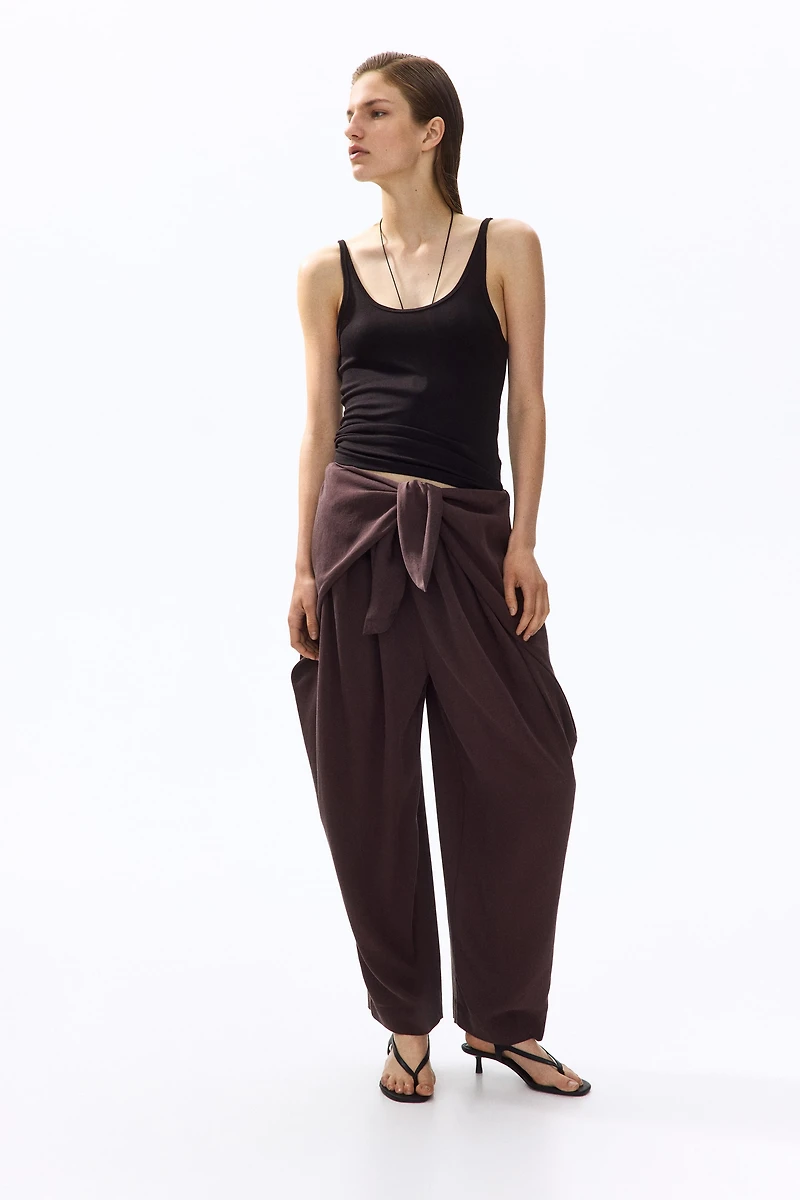 Pantalon à jambes tonneau avec détail nouer