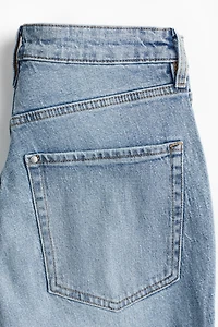 Jean taille haute à la cheville et près du corps