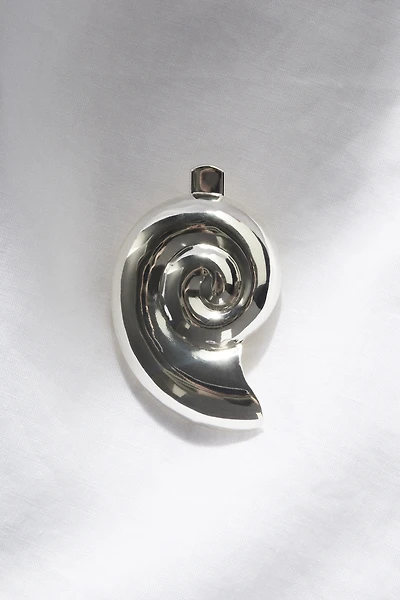 Seashell-shaped hair clip