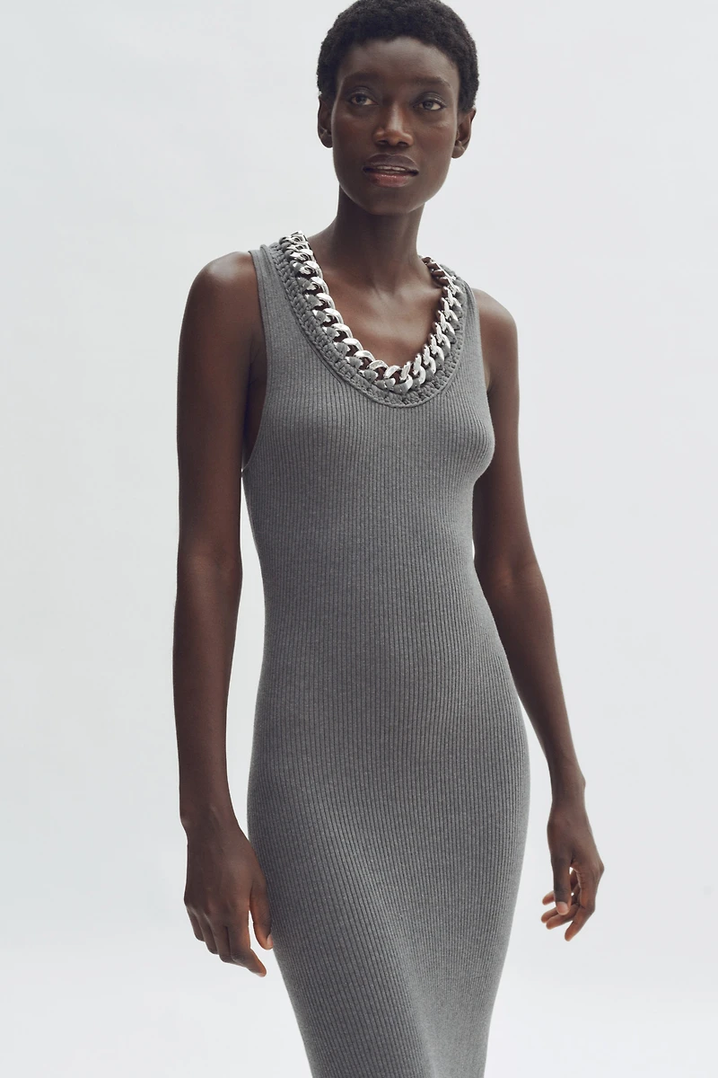 Robe côtelée avec chaîne
