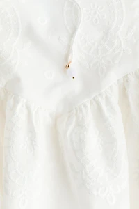 Robe brodée à jupe évasée