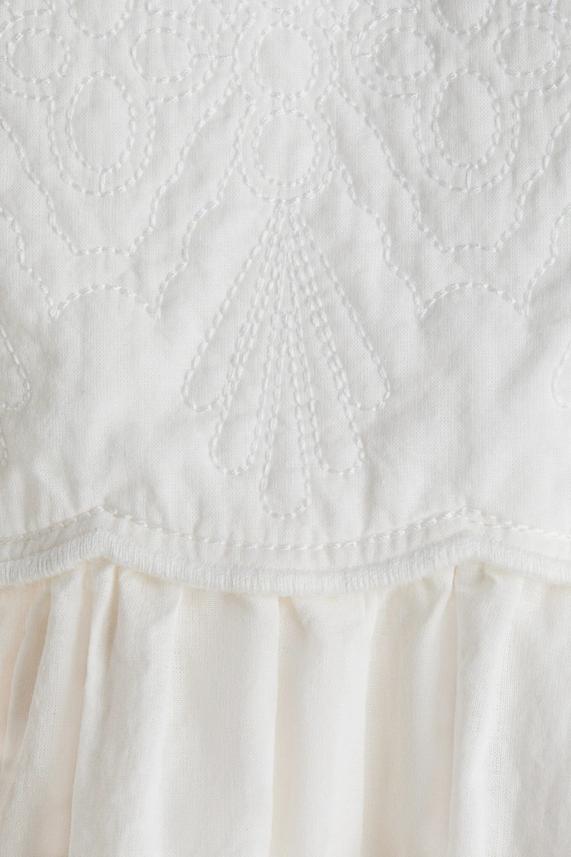 Robe avec corsage brodé
